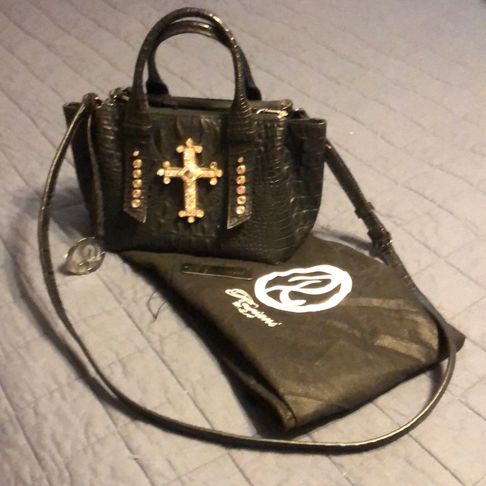 Rockin bag with plenty of space and zippered pouches!